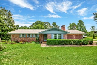 816 N Laurel St, Walhalla, SC 29691