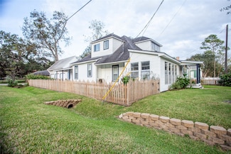 618 W Lang St, Alvin, TX 77511