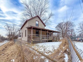1605 S Crest Dr, Peoria, IL 61605