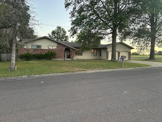 2 E Black St, Marshall, MO 65340