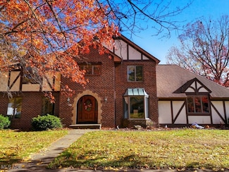 951 S Azalea Blvd, Barberton, OH 44203