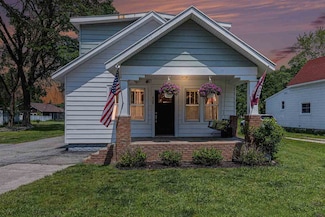 629 Petoskey Ave, Charlevoix, MI 49720