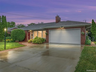 22435 Lakecrest St, Saint Clair Shores, MI 48081