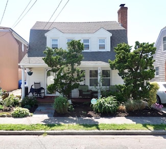 68 Cheltenham St, Lido Beach, NY 11561
