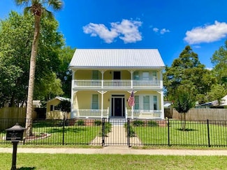 290 Crescent Dr, Defuniak Springs, FL 32435