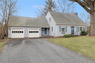 25 Edgewood Dr, Barrington, RI 02806