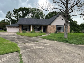 55 Mistletoe Ct, Lake Jackson, TX 77566