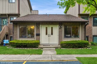 628 Forum Dr, Roselle, IL 60172