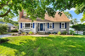 28 Chestnut St, Teaticket, MA 02536