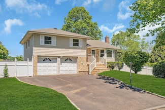 1 Pasture Ct, ComMacK, NY 11725