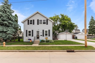 624 W 8th Ave, Oshkosh, WI 54902