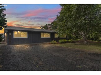4930 Lake Shore Dr, Florence, OR 97439