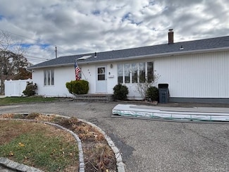 461 1st Ave, Lindenhurst, NY 11757