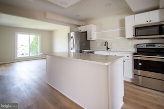 284 N Cottage Rd, Sterling, VA 20164