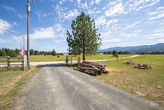 7 Garrett Ln, Cascade, ID 83611