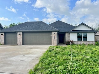 305 Pennington Ave, Prairie Grove, AR 72753