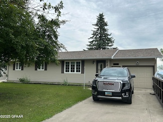 1240 Eastview Dr, Grafton, ND 58237