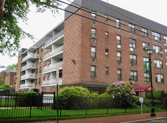 124 Smith St Unit 3B, Freeport, NY 11520