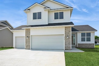1018 Willow Valley Dr, Norwalk, IA 50211