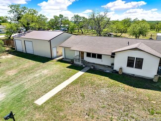 1806 Sunnyside Rd, Floresville, TX 78114