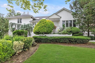 895 Cherry Ln, Valley Stream, NY 11581