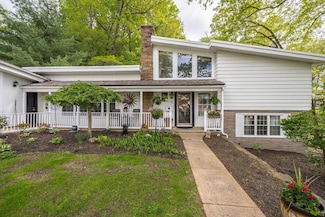 27 Overlook Dr, Springfield, MA 01118