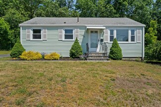 95 W Lake Dr, Weymouth, MA 02188