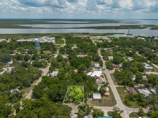173 7th St, Apalachicola, FL 32320