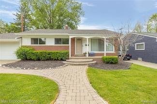 828 W Baker Ave, Clawson, MI 48017