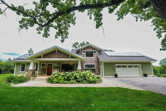 903 Park St, Decorah, IA 52101
