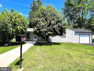 208 Thornridge Dr, Levittown, PA 19054