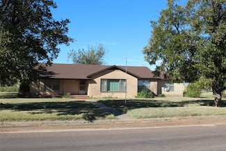 1011 N Munday Ave, Munday, TX 76371
