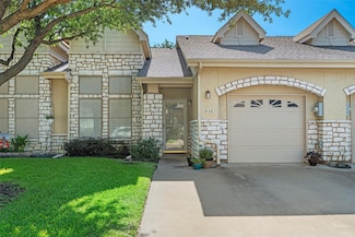 816 Kitty Hawk Ln, Grand Prairie, TX 75051