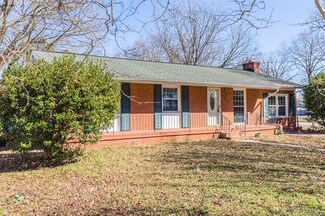 2004 Lee St, West Point, VA 23181