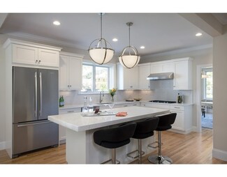 49 Woodmere Dr Unit 33, Milton, MA 02186