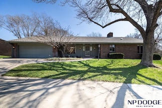 1820 Greenbriar Ln, Lincoln, NE 68506
