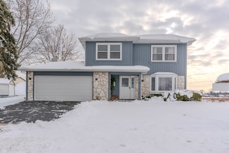 601 Bluff St, Carol Stream, IL 60188