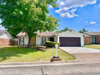 926 W Embercrest Dr, Arlington, TX 76017