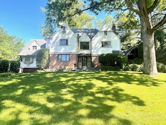240 Beechmont Dr, New Rochelle, NY 10804