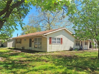 915 W 4th St, Chanute, KS 66720