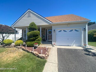 88 Portsmouth Dr, Toms River, NJ 08757