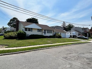 27 1/2 Greenway Dr, Syosset, NY 11791