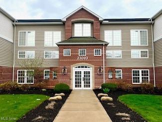 23003 Chandlers Ln Unit 219, Olmsted Falls, OH 44138