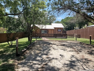 138 Grey Moss Ct, Ingram, TX 78025
