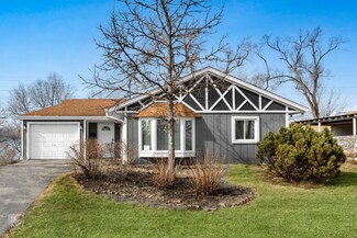 10 Evergreen Ln, Carpentersville, IL 60110