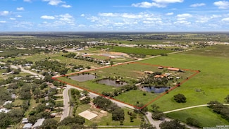 1551 N Windy Knoll Dr, Devine, TX 78016