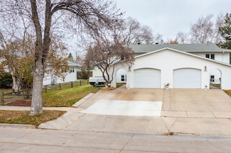 2240 Springbrook Ct, Grand Forks, ND 58201