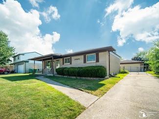 27354 Oakcrest Dr, Brownstown Township, MI 48183