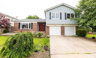 39 Mill Pond Dr, Glendale Heights, IL 60139