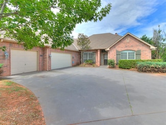 112 Lakeview Ct, Edmond, OK 73003